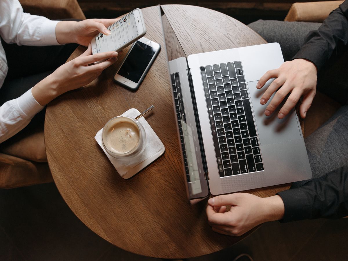 Marketingtervezés laptop és jegyzetek mellett